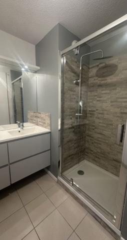 DECINES CENTRE: T3 EXCELLENT ETAT BALCON GARAGE CALME