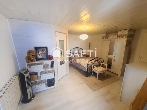 PIGNANS - MAISON DE VILLAGE RENOVEE AVEC 2 CHAMBRES, 2 SALLES D'EAU, TERRASSE