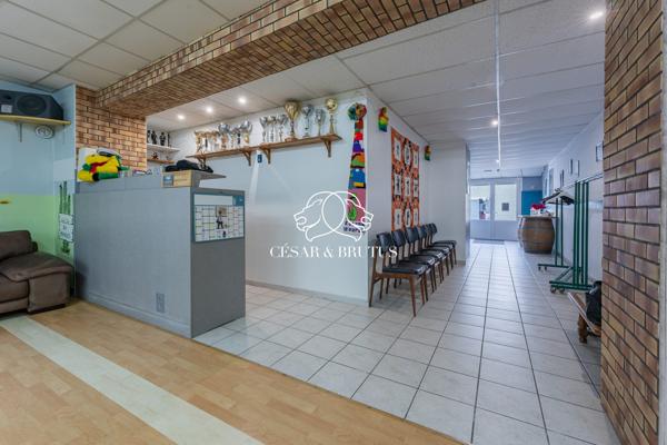 Ensemble immobilier avec maison, terrasse et local commercial quartier du port