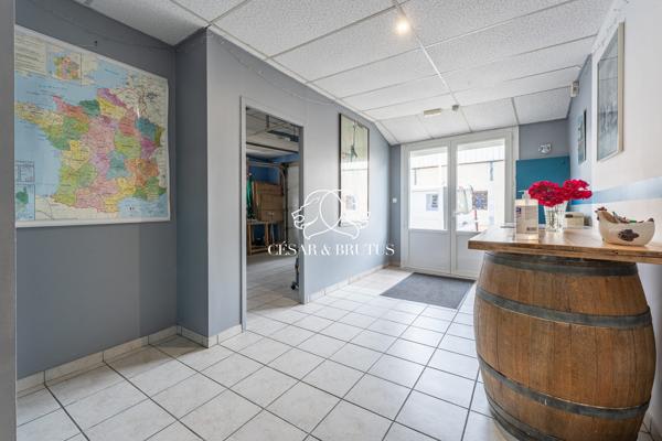 Ensemble immobilier avec maison, terrasse et local commercial quartier du port
