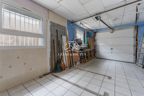 Ensemble immobilier avec maison, terrasse et local commercial quartier du port