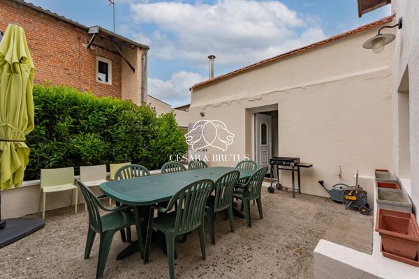 Ensemble immobilier avec maison, terrasse et local commercial quartier du port