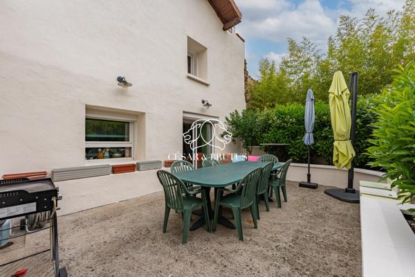 Ensemble immobilier avec maison, terrasse et local commercial quartier du port