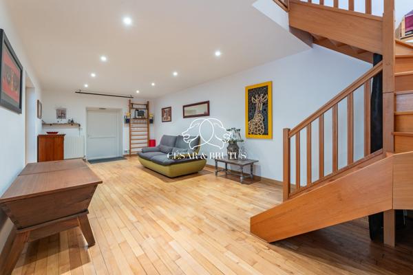 Ensemble immobilier avec maison, terrasse et local commercial quartier du port