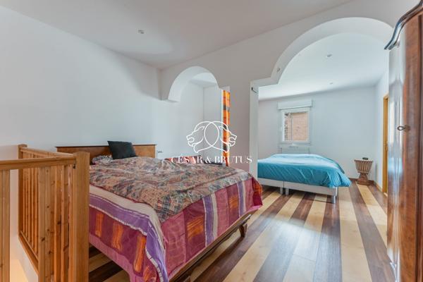 Ensemble immobilier avec maison, terrasse et local commercial quartier du port