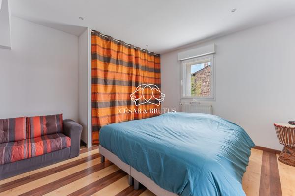 Ensemble immobilier avec maison, terrasse et local commercial quartier du port