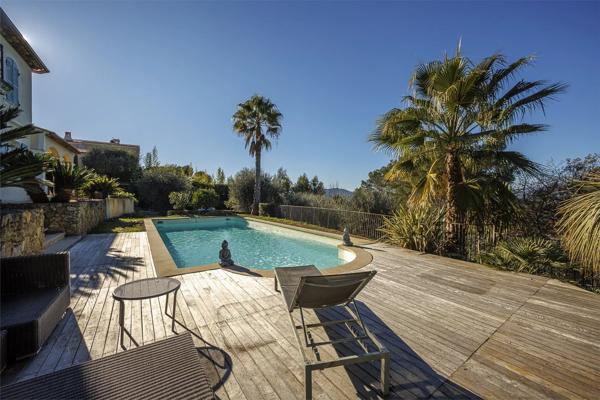 Vaste maison à vendre avec piscine à Mougins