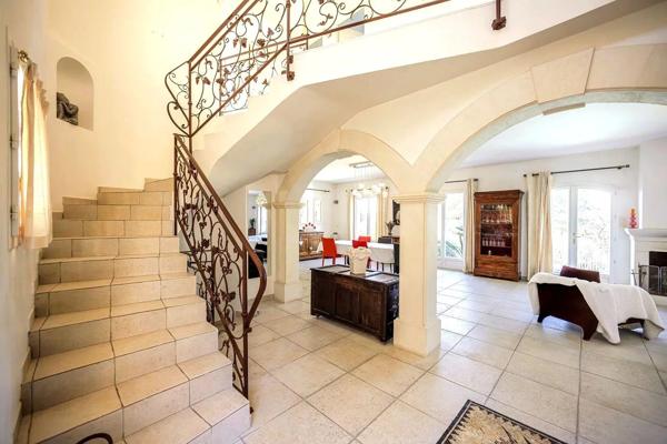 Vaste maison à vendre avec piscine à Mougins
