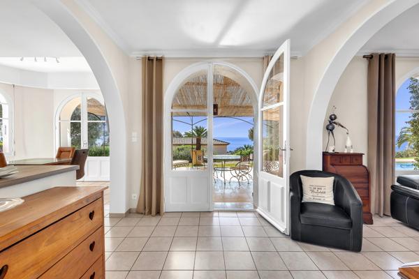 Rare Villa de Plein Pieds aux Issambres, vue mer