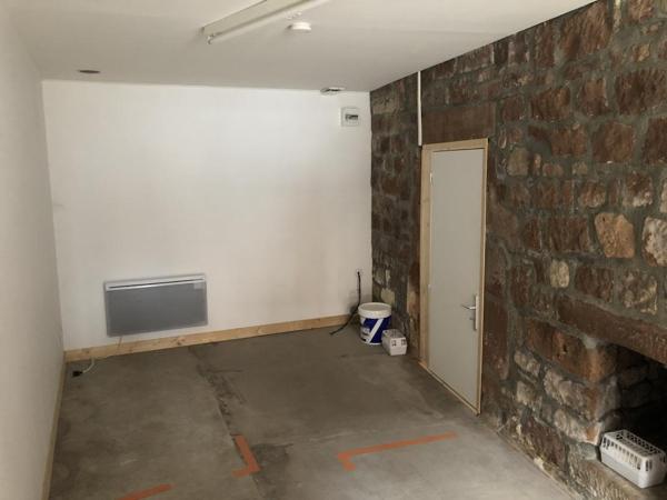 Centre ville Marcillac Vallon, local commercial en RDC de 40 m² avec dépendance