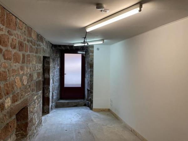 Centre ville Marcillac Vallon, local commercial en RDC de 40 m² avec dépendance