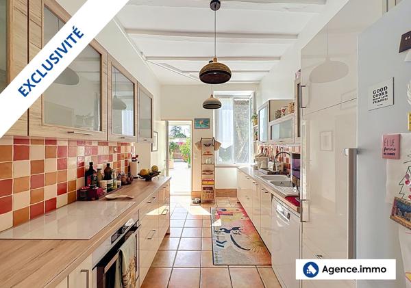 À vendre - Maison traditionnelle, 12 pièces située à Saint-Fort-sur-Gironde (17240)