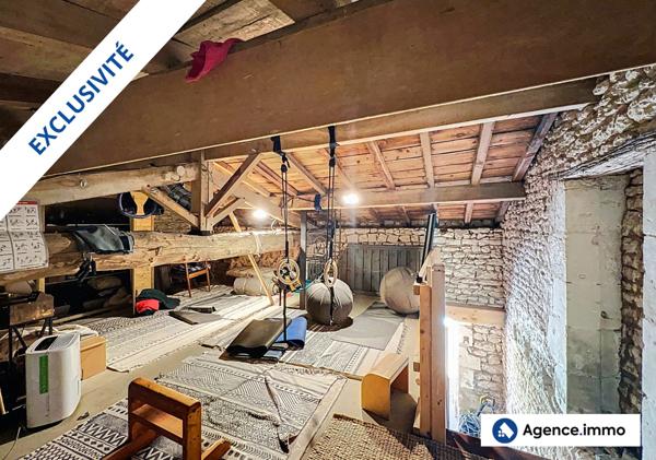 À vendre - Maison traditionnelle, 12 pièces située à Saint-Fort-sur-Gironde (17240)