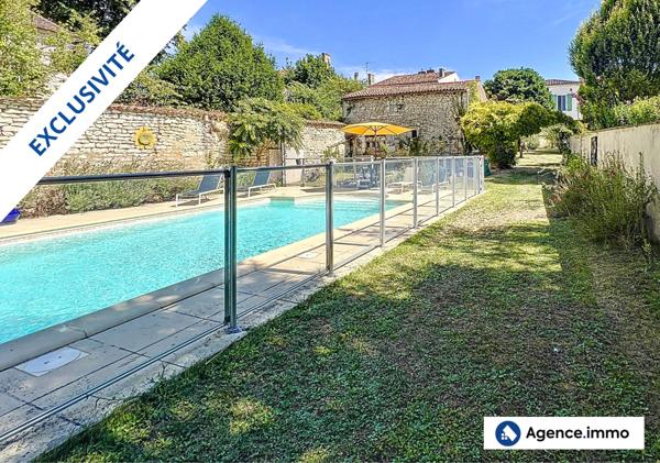 À vendre - Maison traditionnelle, 12 pièces située à Saint-Fort-sur-Gironde (17240)