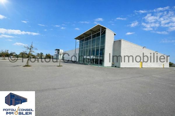 A VENDRE PARTHENAY POMPAIRE LOCAL COMMERCIAL D’ENVIRON 2054m2 AVEC BELLE VISIBILITE FACILE D’ACCES AVEC PARKINGS