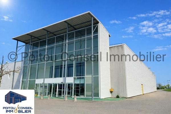 A VENDRE PARTHENAY POMPAIRE LOCAL COMMERCIAL D’ENVIRON 2054m2 AVEC BELLE VISIBILITE FACILE D’ACCES AVEC PARKINGS