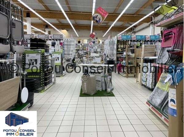 A VENDRE PARTHENAY POMPAIRE LOCAL COMMERCIAL D’ENVIRON 2054m2 AVEC BELLE VISIBILITE FACILE D’ACCES AVEC PARKINGS