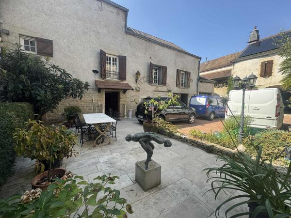 Opportunité rare : 3 logements + cour intérieure + dépendances – RULLY