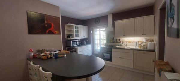 Opportunité rare : 3 logements + cour intérieure + dépendances – RULLY