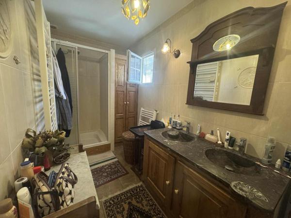 Opportunité rare : 3 logements + cour intérieure + dépendances – RULLY