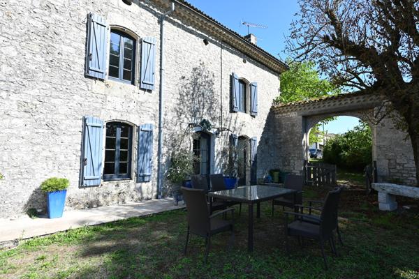 Saint-Amans-du-Pech (82150) Magnifique maison dans le village avec vue et piscine