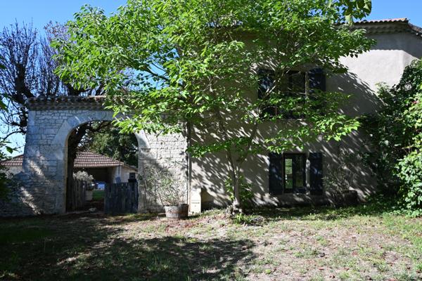 Saint-Amans-du-Pech (82150) Magnifique maison dans le village avec vue et piscine