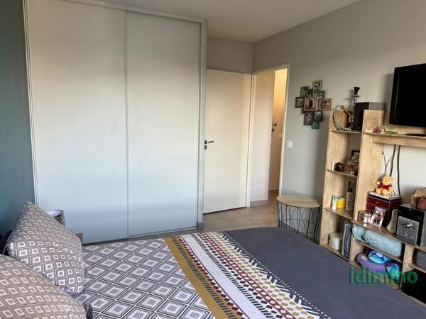 MIONS Dernier Étage 2/2 avec Terrasse et place de parking coté Gare limite St Priest Mions (69780)