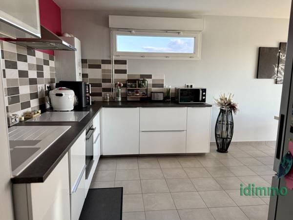 MIONS Dernier Étage 2/2 avec Terrasse et place de parking coté Gare limite St Priest Mions (69780)