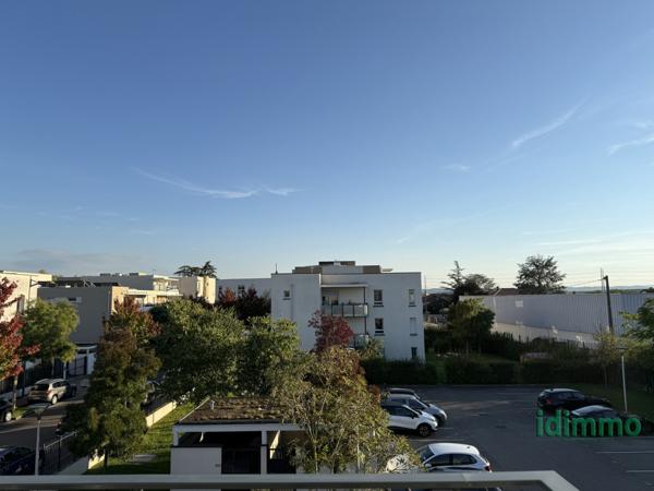 MIONS Dernier Étage 2/2 avec Terrasse et place de parking coté Gare limite St Priest Mions (69780)