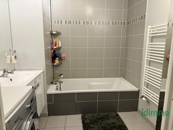 MIONS Dernier Étage 2/2 avec Terrasse et place de parking coté Gare limite St Priest Mions (69780)