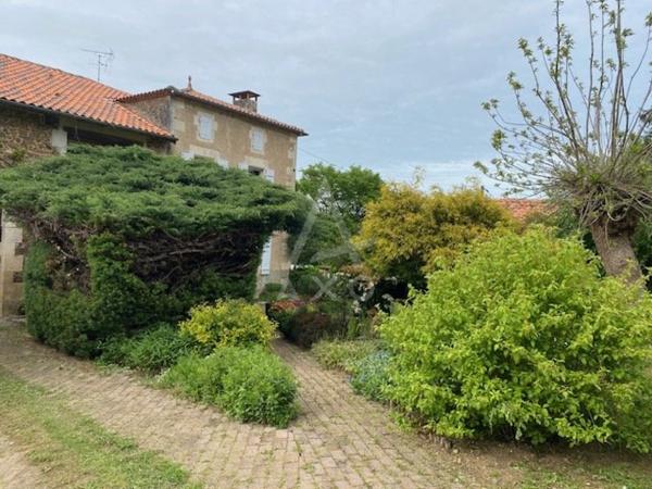 Belle maison de caractère sur 3 hect avec étangs