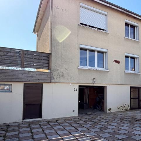 PAVILLON SUR SOUS-SOL, 3 CHAMBRES, BUREAU ET JARDIN CLOS