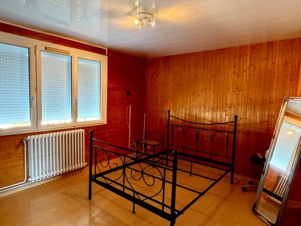 PAVILLON SUR SOUS-SOL, 3 CHAMBRES, BUREAU ET JARDIN CLOS