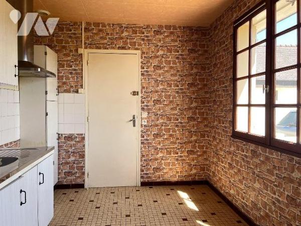 A COMBOURG, au c?ur d'un quartier résidentiel, maison de plain-pied comprenant :
Entrée, spaci...