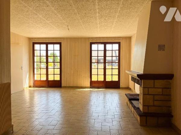 A COMBOURG, au c?ur d'un quartier résidentiel, maison de plain-pied comprenant :
Entrée, spaci...