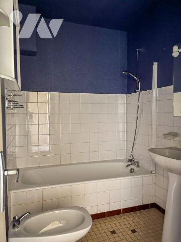 A COMBOURG, au c?ur d'un quartier résidentiel, maison de plain-pied comprenant :
Entrée, spaci...