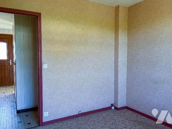 A COMBOURG, au c?ur d'un quartier résidentiel, maison de plain-pied comprenant :
Entrée, spaci...