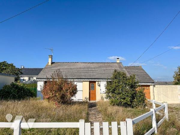 A COMBOURG, au c?ur d'un quartier résidentiel, maison de plain-pied comprenant :
Entrée, spaci...