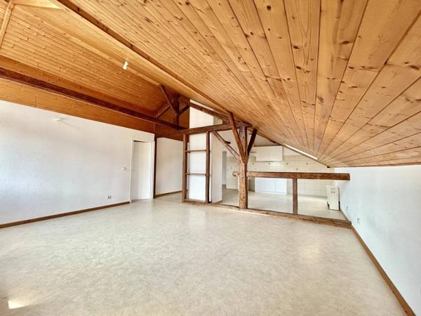 T4 – DERNIER ÉTAGE lumineux et plein de charme à MARIGNIER