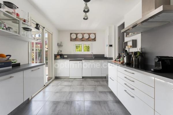 LUNEL (34400) – MAISON INDIVIDUELLE – 4 CHAMBRES – PISCINE CHAUFFÉE – TERRASSE – 2 LOGEMENTS – GARAGE