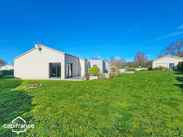 Maison de plain-pied 121 m² – 3 chambres – 3 garages (87m²) – terrain clos 1 454 m² – Boussais (79) proche Airvault