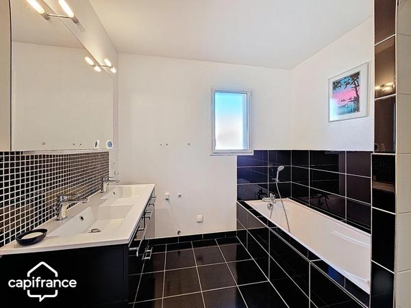 Maison de plain-pied 121 m² – 3 chambres – 3 garages (87m²) – terrain clos 1 454 m² – Boussais (79) proche Airvault