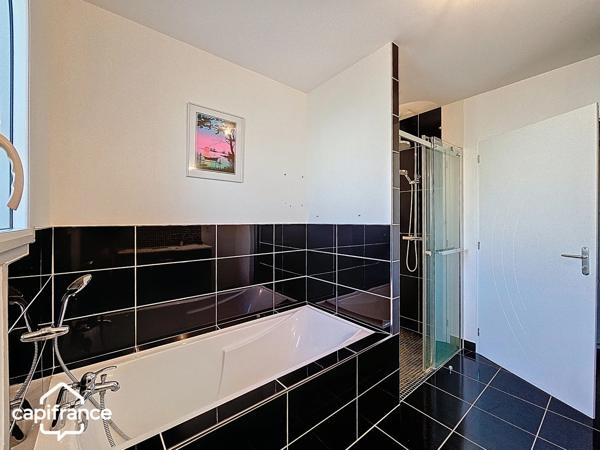 Maison de plain-pied 121 m² – 3 chambres – 3 garages (87m²) – terrain clos 1 454 m² – Boussais (79) proche Airvault