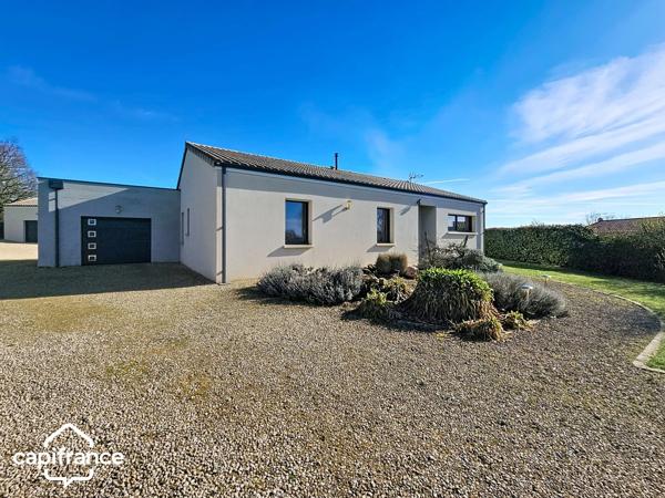 Maison de plain-pied 121 m² – 3 chambres – 3 garages (87m²) – terrain clos 1 454 m² – Boussais (79) proche Airvault