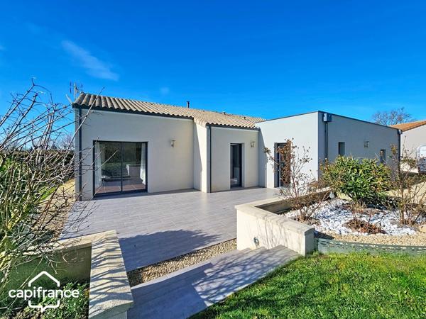 Maison de plain-pied 121 m² – 3 chambres – 3 garages (87m²) – terrain clos 1 454 m² – Boussais (79) proche Airvault