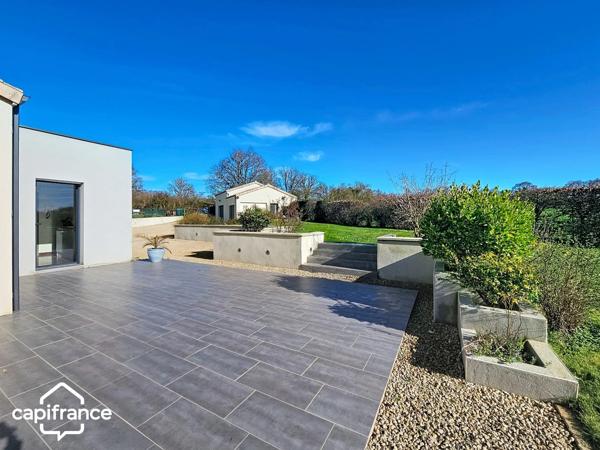 Maison de plain-pied 121 m² – 3 chambres – 3 garages (87m²) – terrain clos 1 454 m² – Boussais (79) proche Airvault