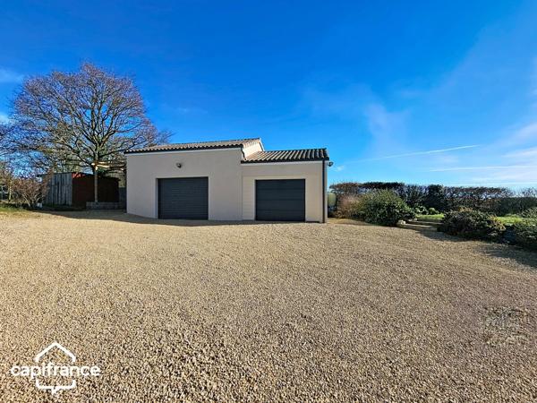 Maison de plain-pied 121 m² – 3 chambres – 3 garages (87m²) – terrain clos 1 454 m² – Boussais (79) proche Airvault