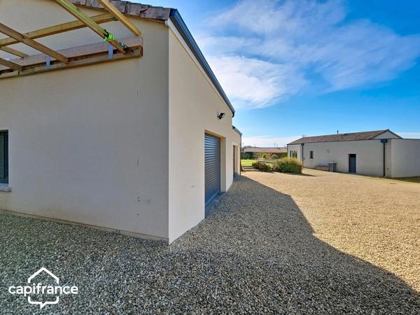 Maison de plain-pied 121 m² – 3 chambres – 3 garages (87m²) – terrain clos 1 454 m² – Boussais (79) proche Airvault