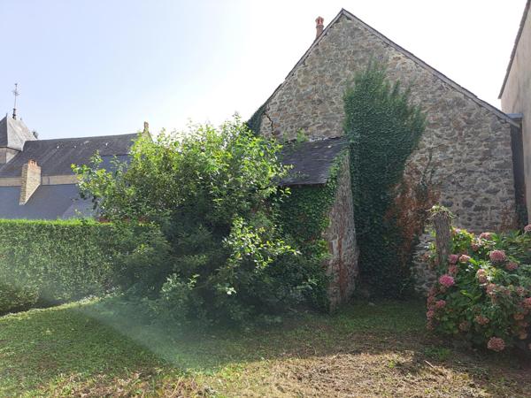 batiment pierre et ardoise en plein coeur de mézangers