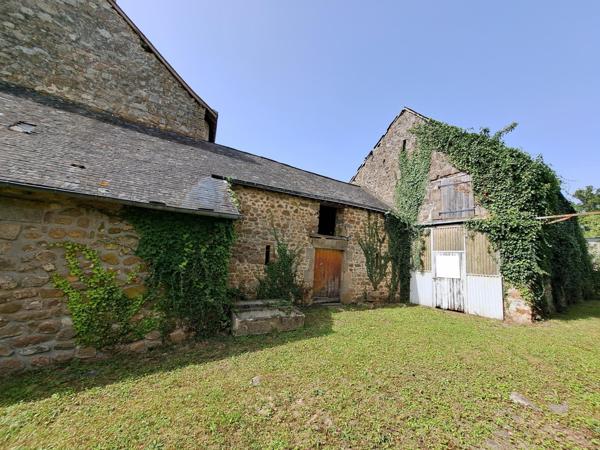 batiment pierre et ardoise en plein coeur de mézangers